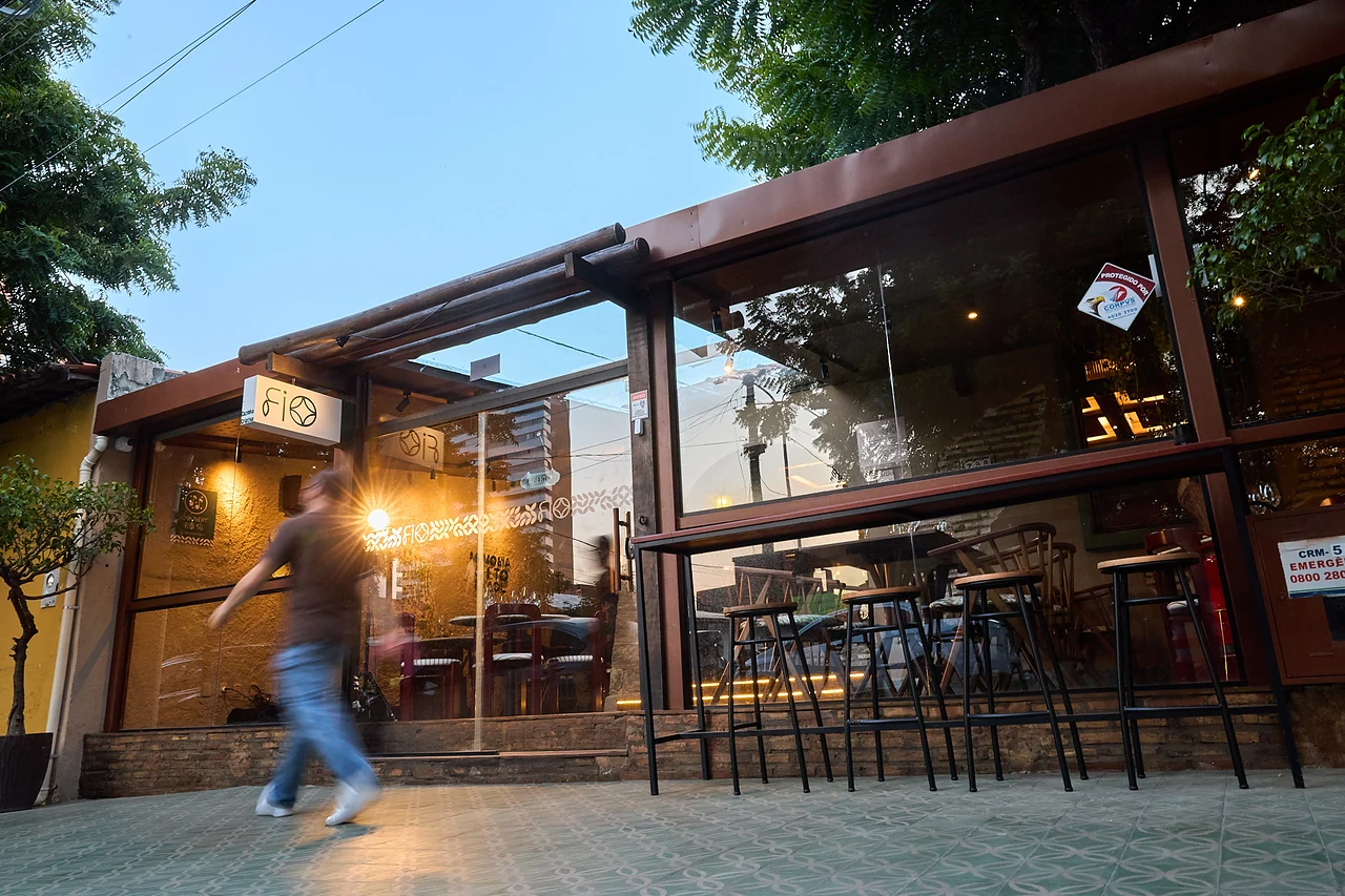 Fachada do Fio ao entardecer, na Rua Antônio Augusto